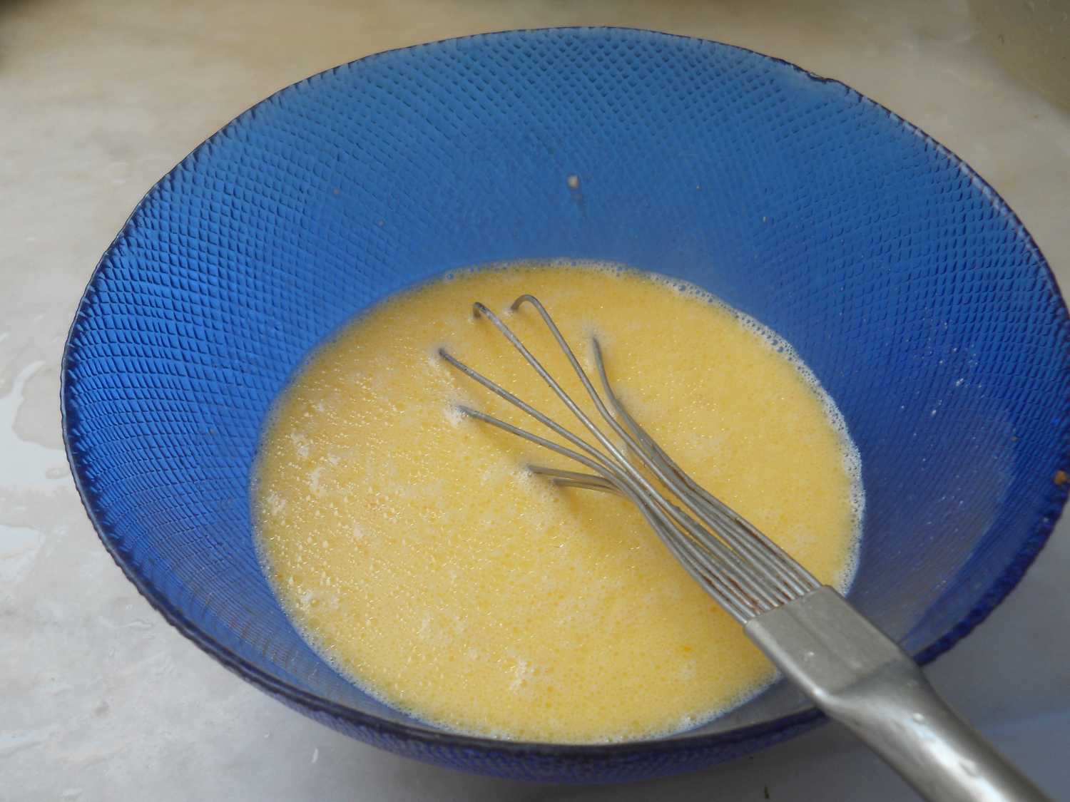 Die Sauce vorbereiten.