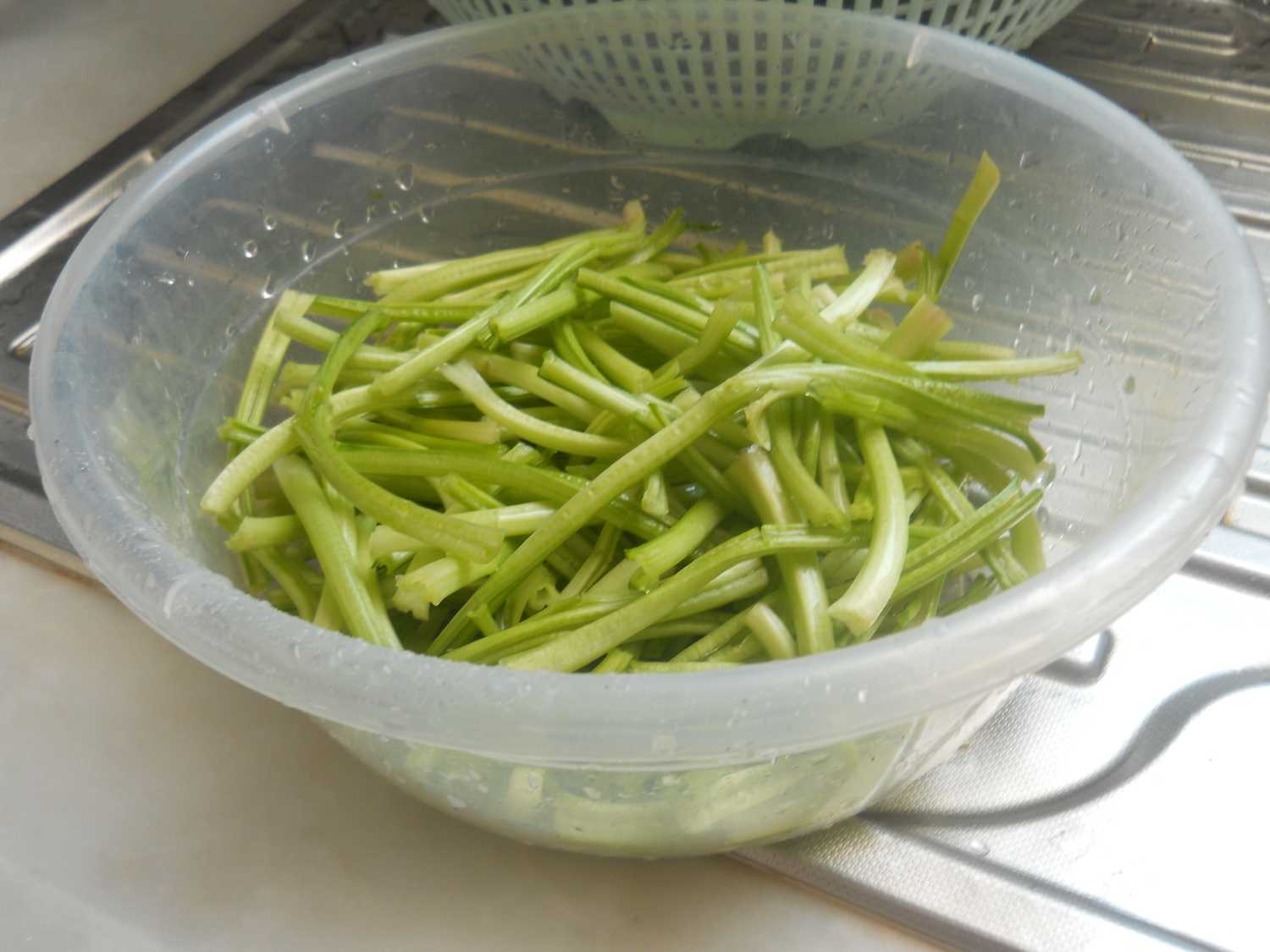 Den frischen Spinat mit den Zwiebeln andünsten.